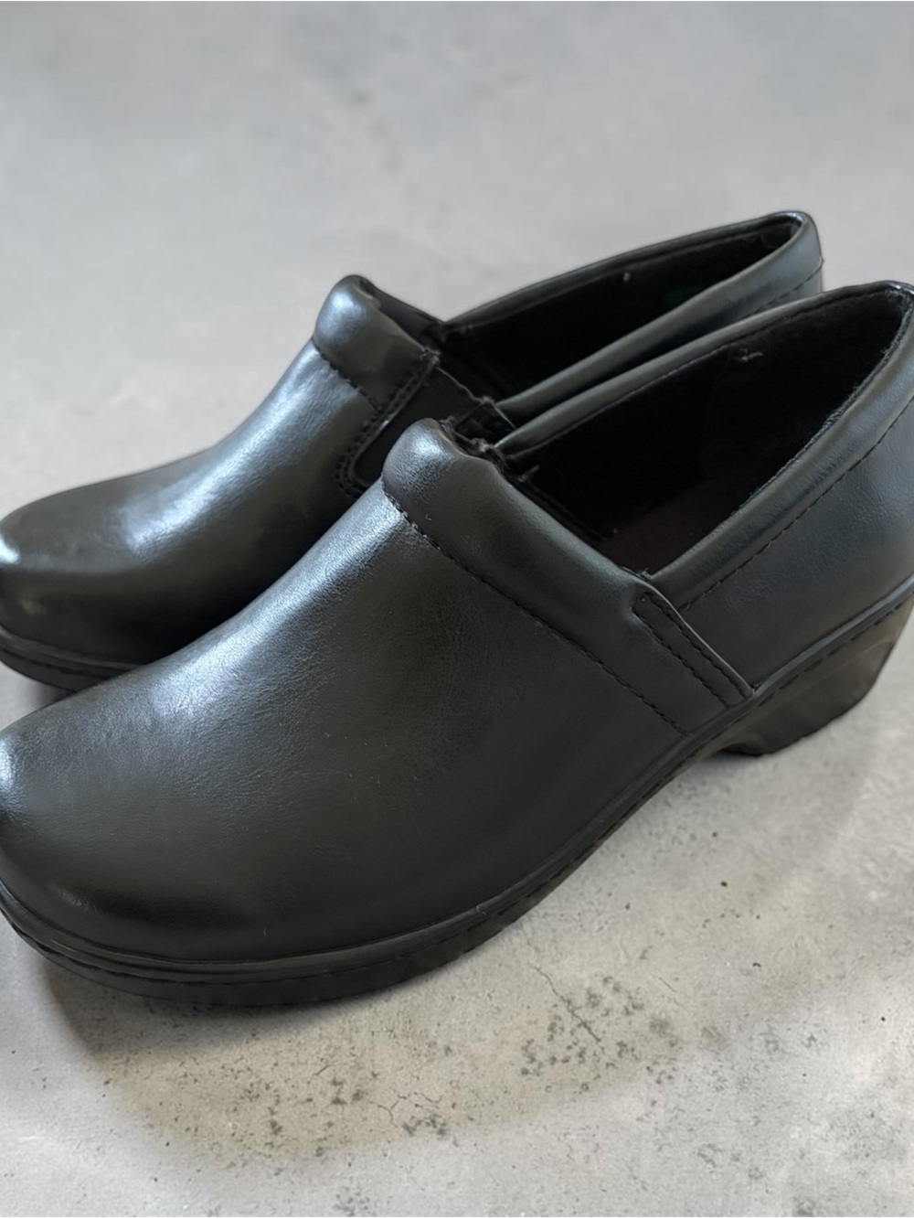 Yuu Black Women's Slip-On Clogs